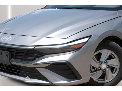 Used 2025 Hyundai Elantra SE FWD image 32