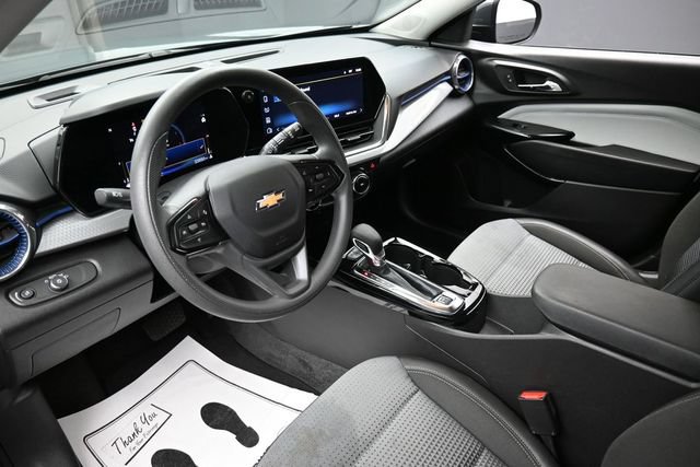 Used 2025 Chevrolet Trax LT FWD image 19