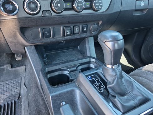 Used 2019 Toyota Tacoma TRD Off-Road AWD/4WD image 12