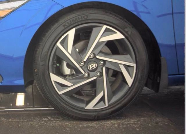 Used 2025 Hyundai Elantra Sport FWD image 12
