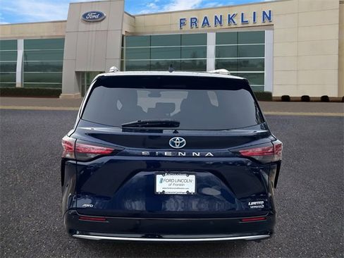 Used 2022 Toyota Sienna Limited image 6