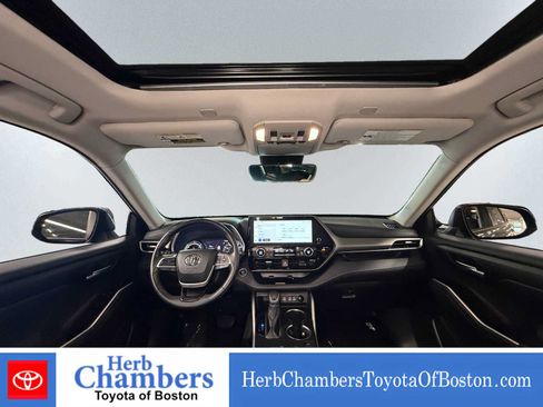 Used 2024 Toyota Highlander XLE AWD/4WD image 6
