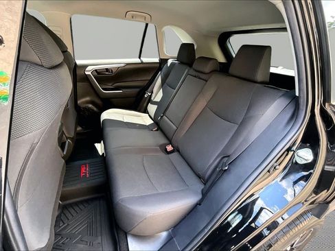 Used 2021 Toyota RAV4 LE FWD image 21