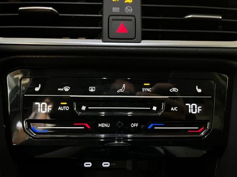 Certified 2025 Volkswagen Taos SE image 18