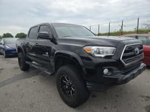 Used 2017 Toyota Tacoma SR5 RWD image 4