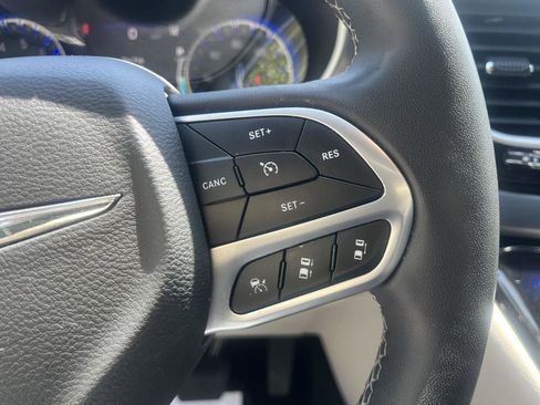 Used 2023 Chrysler Pacifica Touring-L FWD image 26