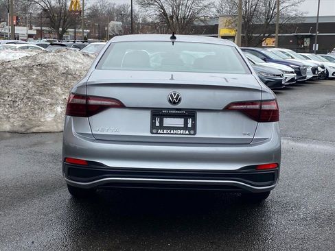 Certified 2024 Volkswagen Jetta SE w/ Panoramic Sunroof Package image 3