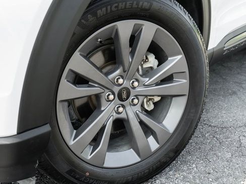 Used 2022 Ford Explorer XLT w/ Equipment Group 202A image 6