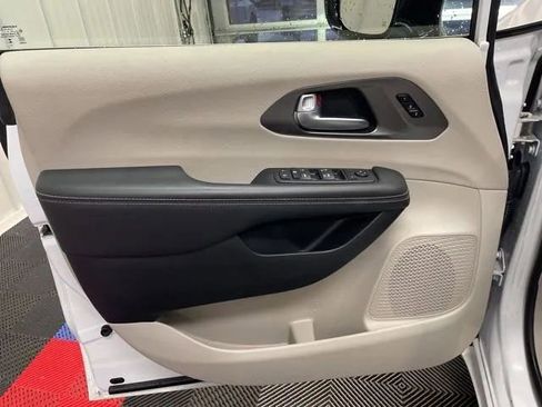 Used 2024 Chrysler Pacifica Touring-L image 8