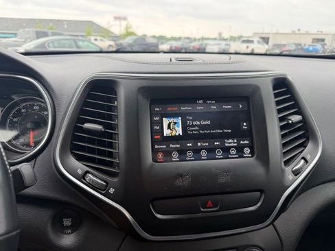 Used 2019 Jeep Cherokee Latitude Plus AWD/4WD image 15