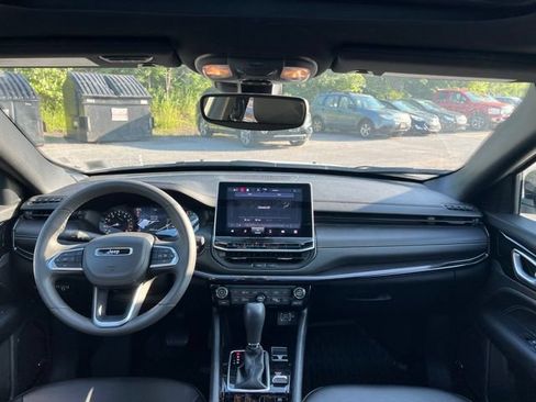 Used 2023 Jeep Compass Latitude w/ Sun and Sound Group AWD/4WD image 10