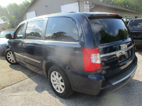 Used 2013 Chrysler Town & Country Touring image 2