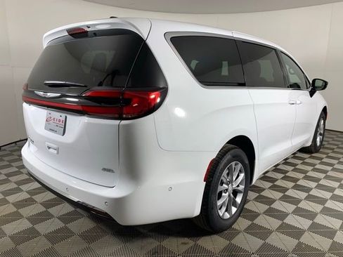 New 2026 Chrysler Pacifica Select image 2