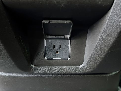 Used 2023 Chevrolet Suburban Premier image 16