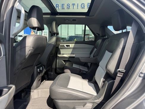 Used 2022 Ford Explorer XLT w/ Equipment Group 202A AWD/4WD image 31