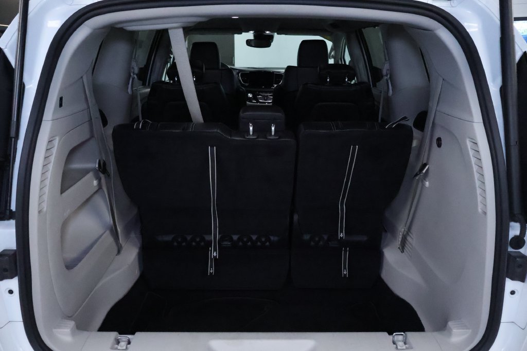 Used 2023 Chrysler Pacifica Touring-L FWD image 16