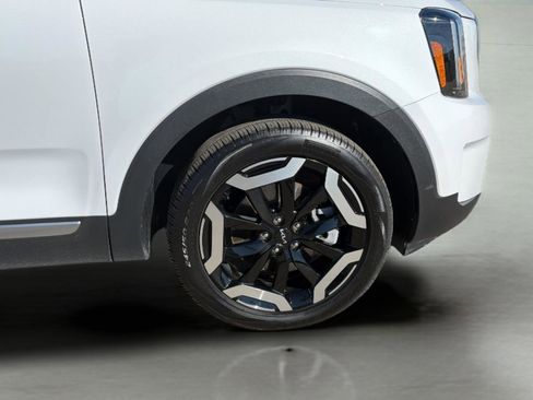 Used 2024 Kia Telluride S w/ S Sunroof Package image 9