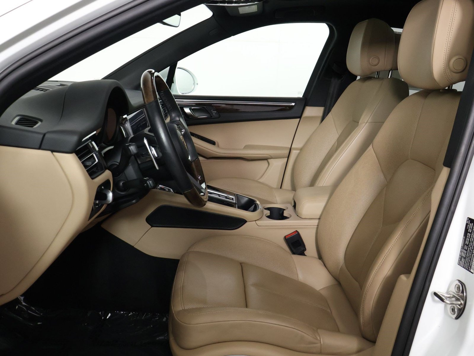 Certified 2022 Porsche Macan S AWD/4WD image 5