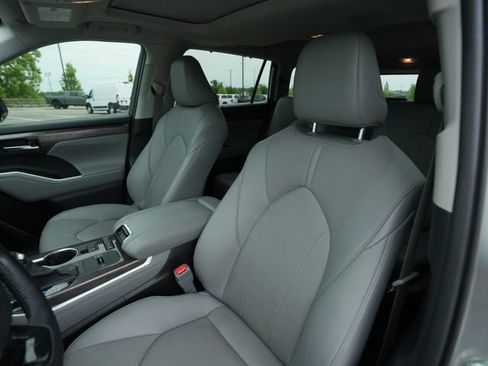 Used 2020 Toyota Highlander Limited FWD image 36