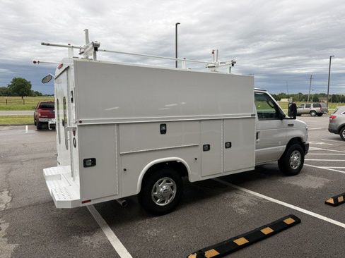 Used 2017 Ford E-350 and Econoline 350 Super Duty RWD image 2