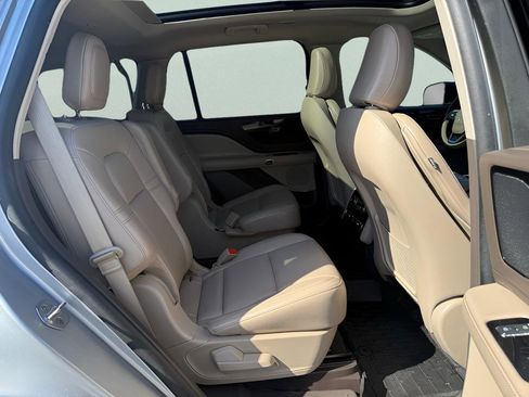 Used 2023 Lincoln Aviator 2WD w/ Premium Package image 12
