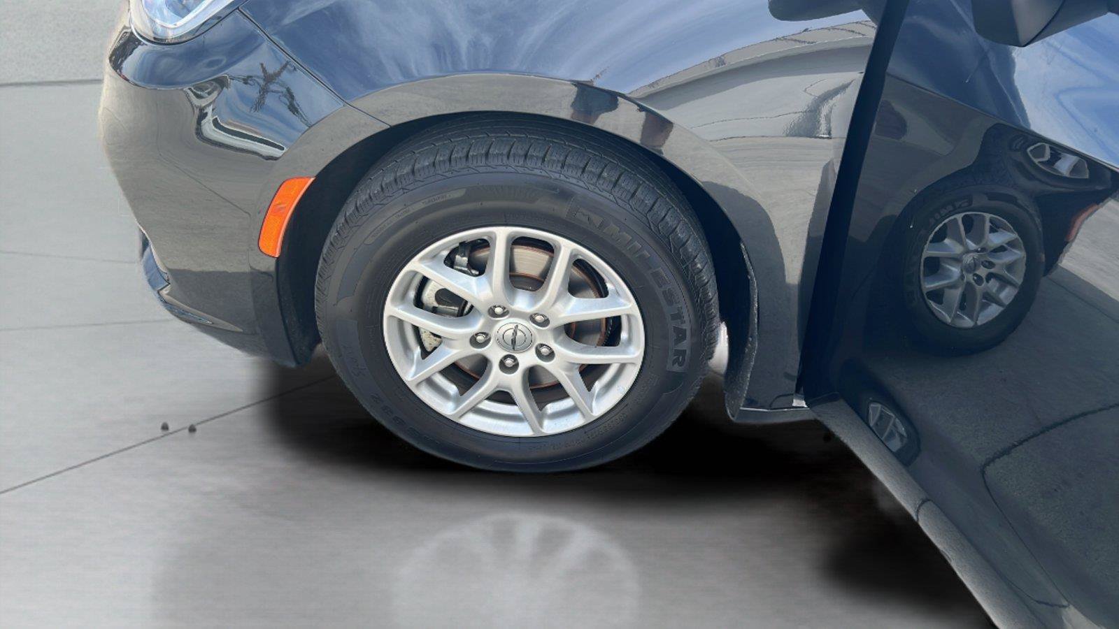 Used 2023 Chrysler Pacifica Touring-L FWD image 23