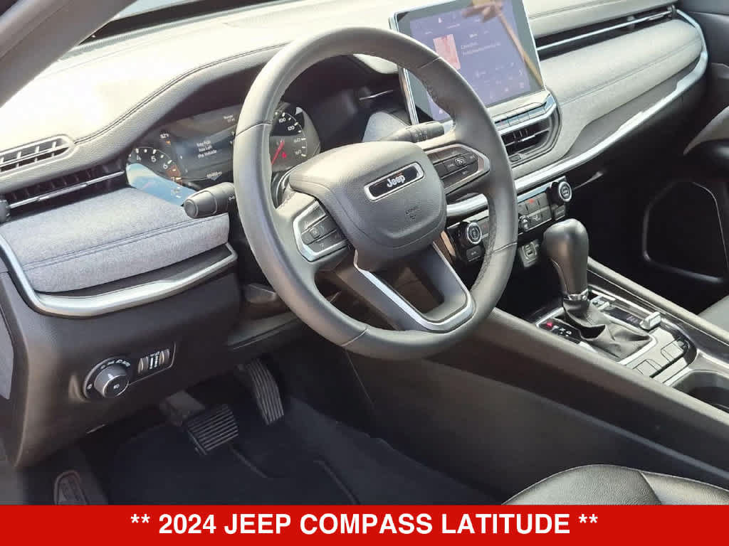 Used 2024 Jeep Compass Latitude AWD/4WD image 2