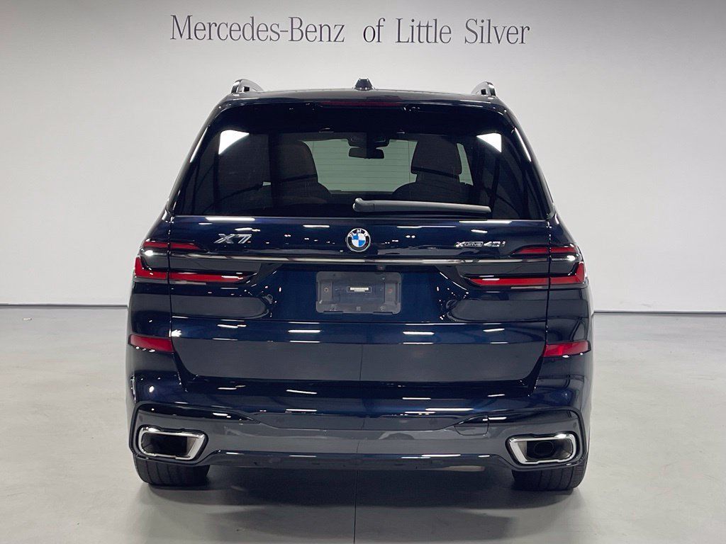 Used 2023 BMW X7 xDrive40i w/ M Sport Package AWD/4WD image 4