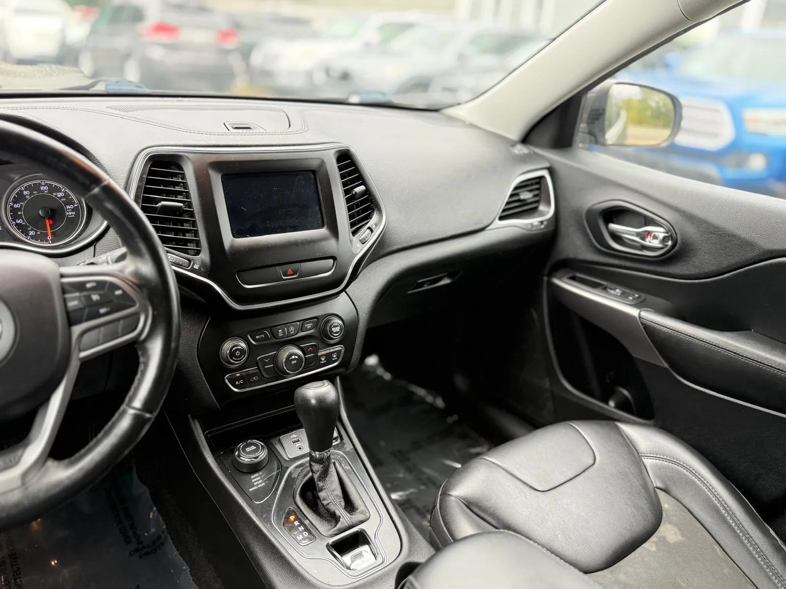 Used 2019 Jeep Cherokee Latitude Plus AWD/4WD image 19