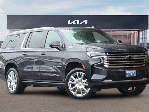 Used 2022 Chevrolet Suburban High Country w/ Premium Package AWD/4WD image 2