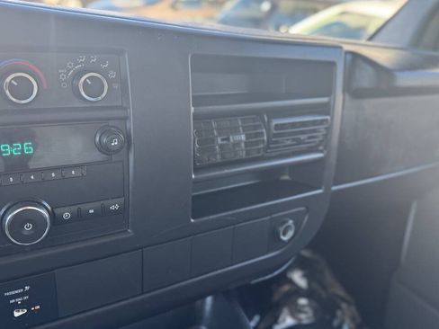 Used 2010 Chevrolet Express 3500 RWD image 17