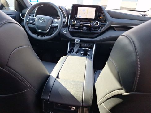 Used 2024 Toyota Highlander LE image 34