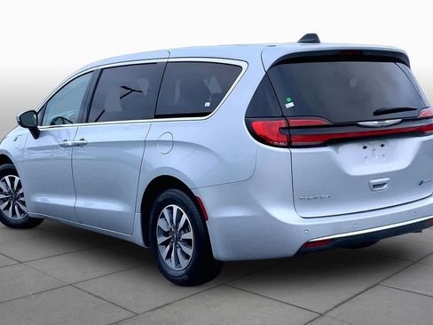 Used 2023 Chrysler Pacifica Touring-L FWD image 11