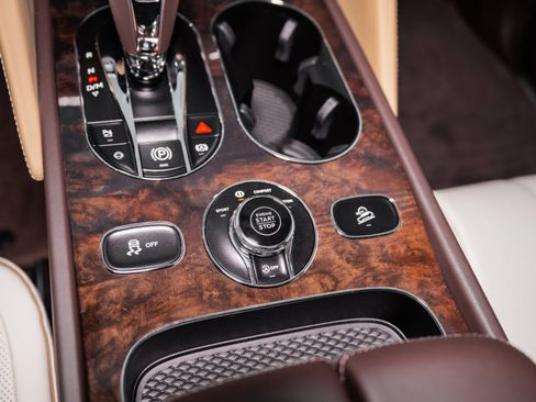 Used 2025 Bentley Bentayga Extended Wheelbase image 54