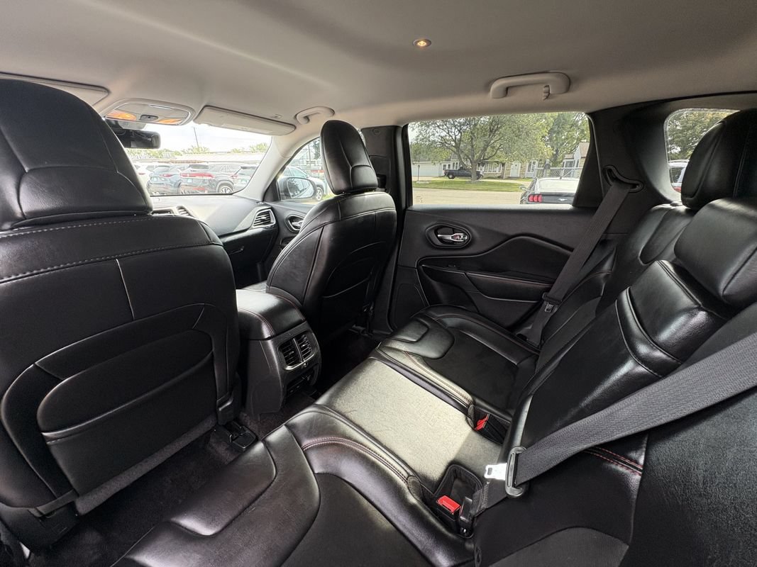 Used 2019 Jeep Cherokee Trailhawk AWD/4WD image 27