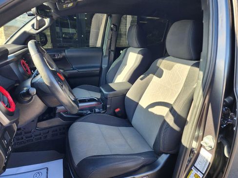 Used 2022 Toyota Tacoma TRD Off-Road image 13