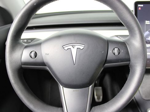 Used 2022 Tesla Model Y Long Range image 13