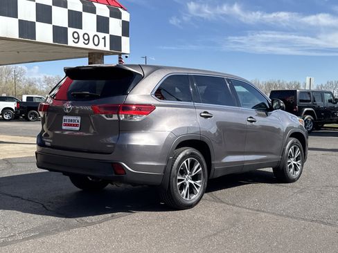 Used 2019 Toyota Highlander LE image 11