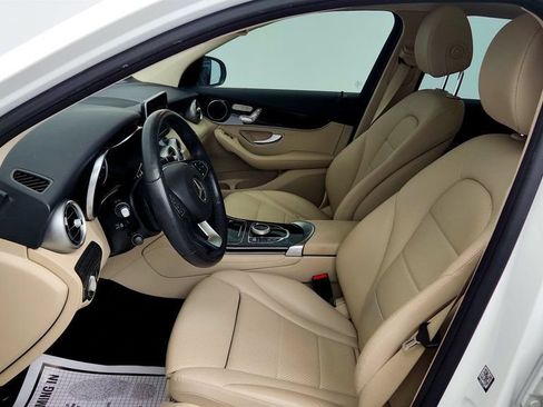Used 2018 Mercedes-Benz GLC 300 4MATIC w/ Premium Package image 16