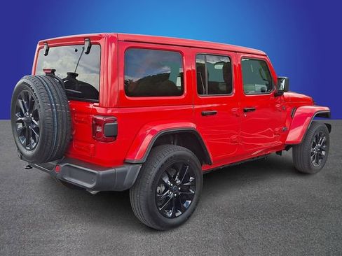 Used 2025 Jeep Wrangler Unlimited Sahara w/ Safety Group AWD/4WD image 4