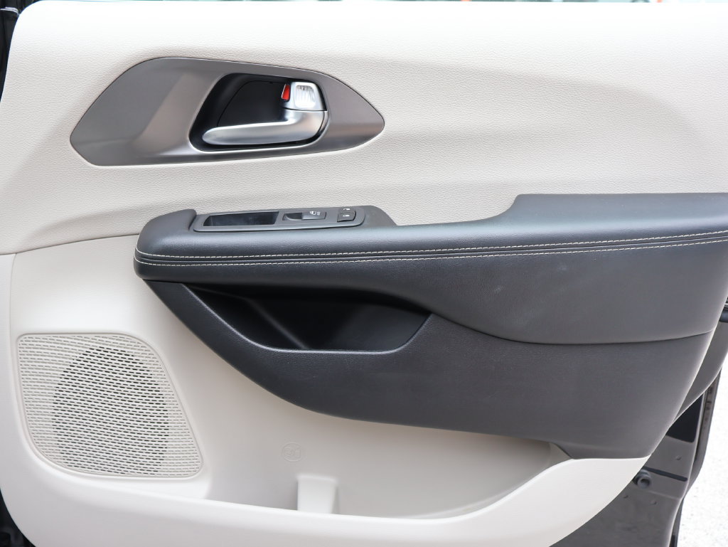 Used 2021 Chrysler Pacifica Touring-L FWD image 7
