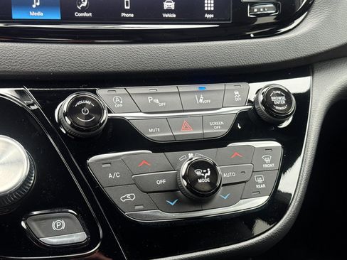 New 2026 Chrysler Voyager LX image 21