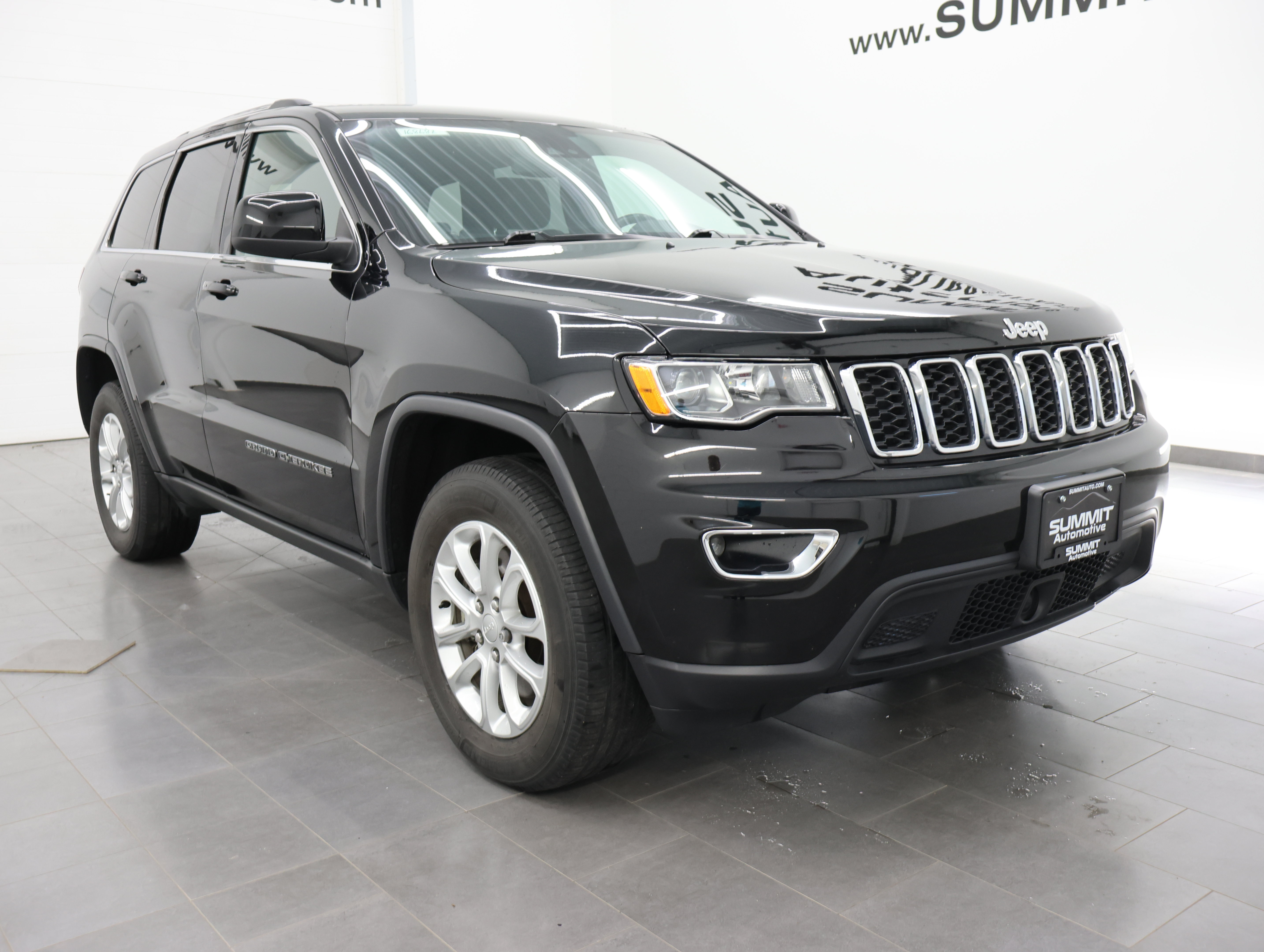 Used 2021 Jeep Grand Cherokee Laredo AWD/4WD image 2