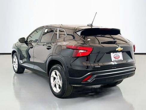 Used 2024 Chevrolet Trax LS w/ LS Convenience Package FWD image 6