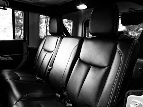 Used 2016 Jeep Wrangler Unlimited Rubicon w/ Connectivity Group AWD/4WD image 29