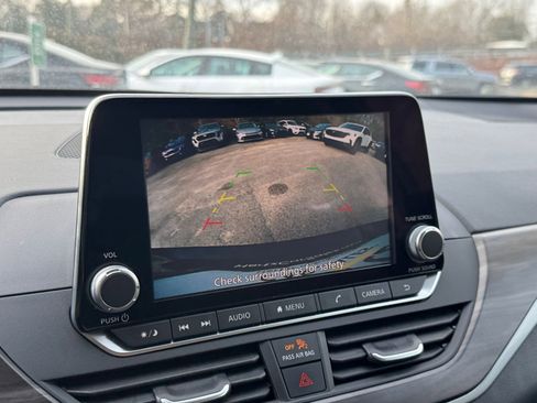 Used 2025 Nissan Altima 2.5 SV image 17