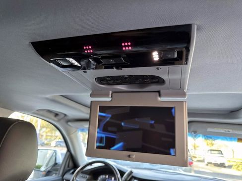 Used 2019 Cadillac Escalade ESV Premium Luxury image 21