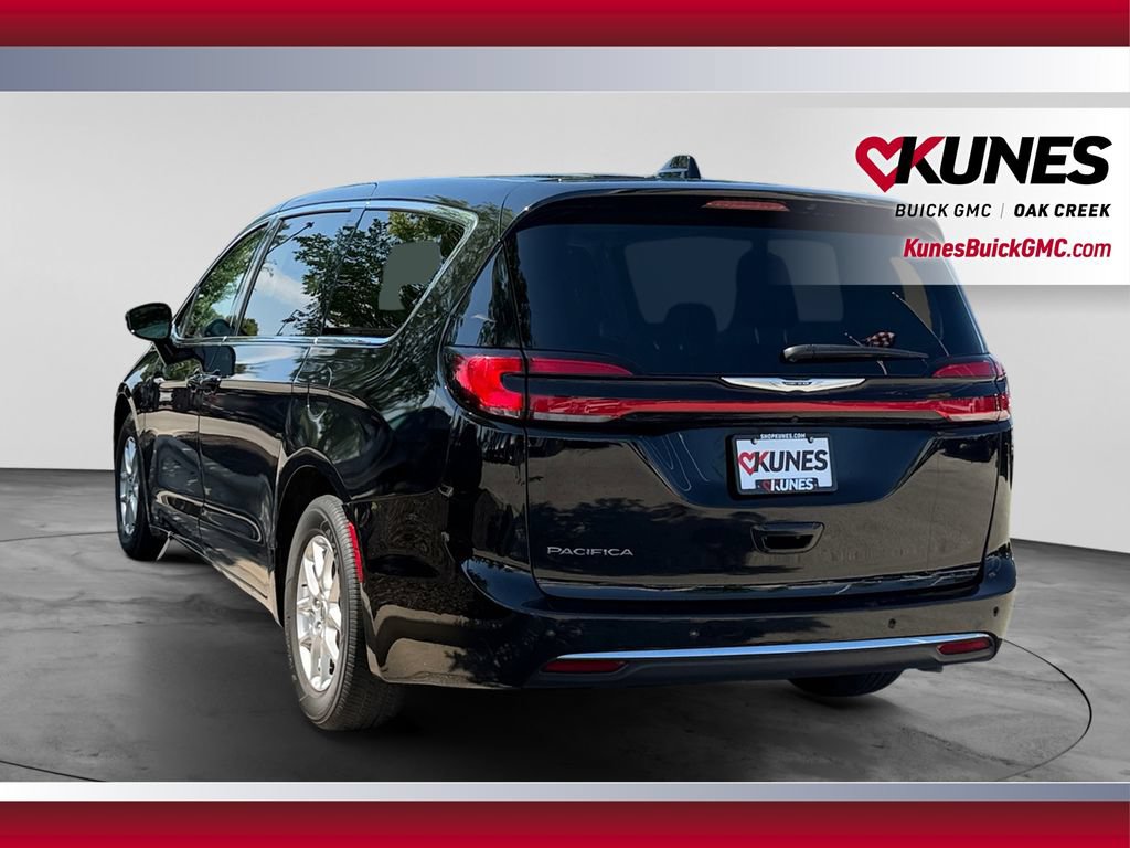Used 2024 Chrysler Pacifica Touring-L FWD image 8