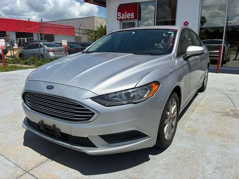 Used 2017 Ford Fusion SE FWD image 2
