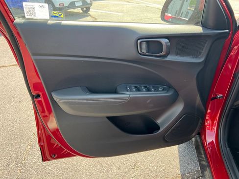 Used 2025 Hyundai Venue Limited FWD image 10
